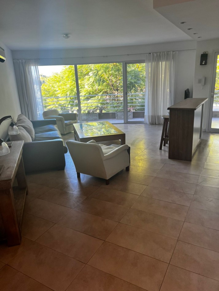Departamento de 3 ambientes en alquiler con cochera y vista al rio. 
