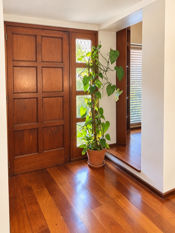 CASA EN VENTA DE 4 AMBIENTES EN PUNTA CHICA CON PILETA, JARDIN Y GARAGE 