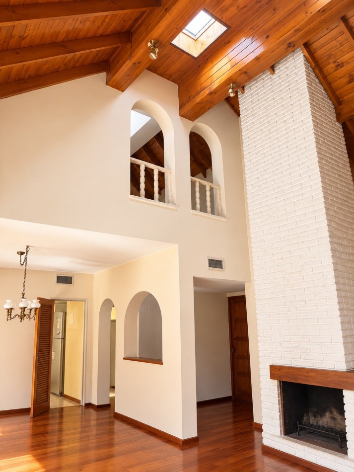 CASA EN VENTA DE 4 AMBIENTES EN PUNTA CHICA CON PILETA, JARDIN Y GARAGE 