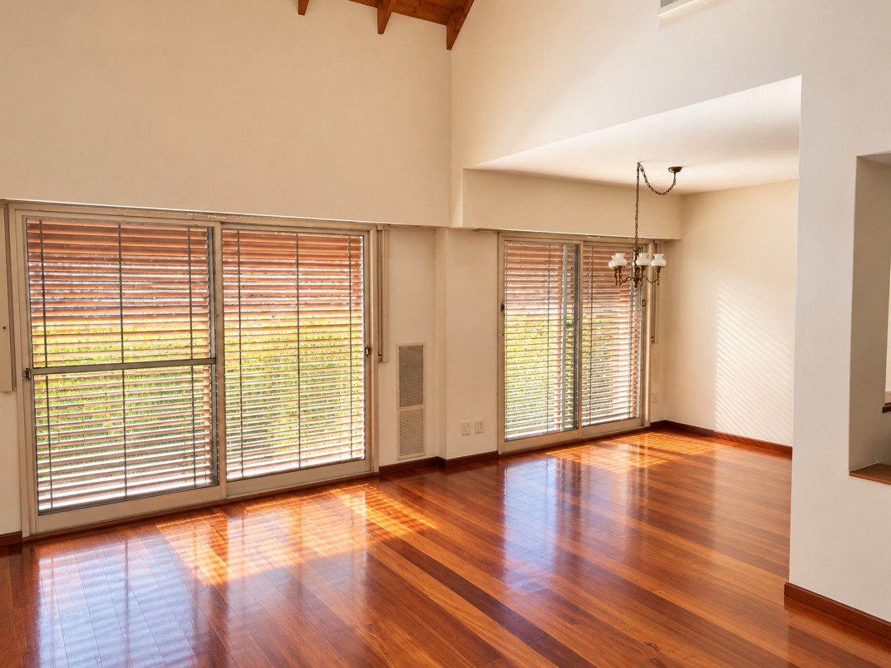 CASA EN VENTA DE 4 AMBIENTES EN PUNTA CHICA CON PILETA, JARDIN Y GARAGE 