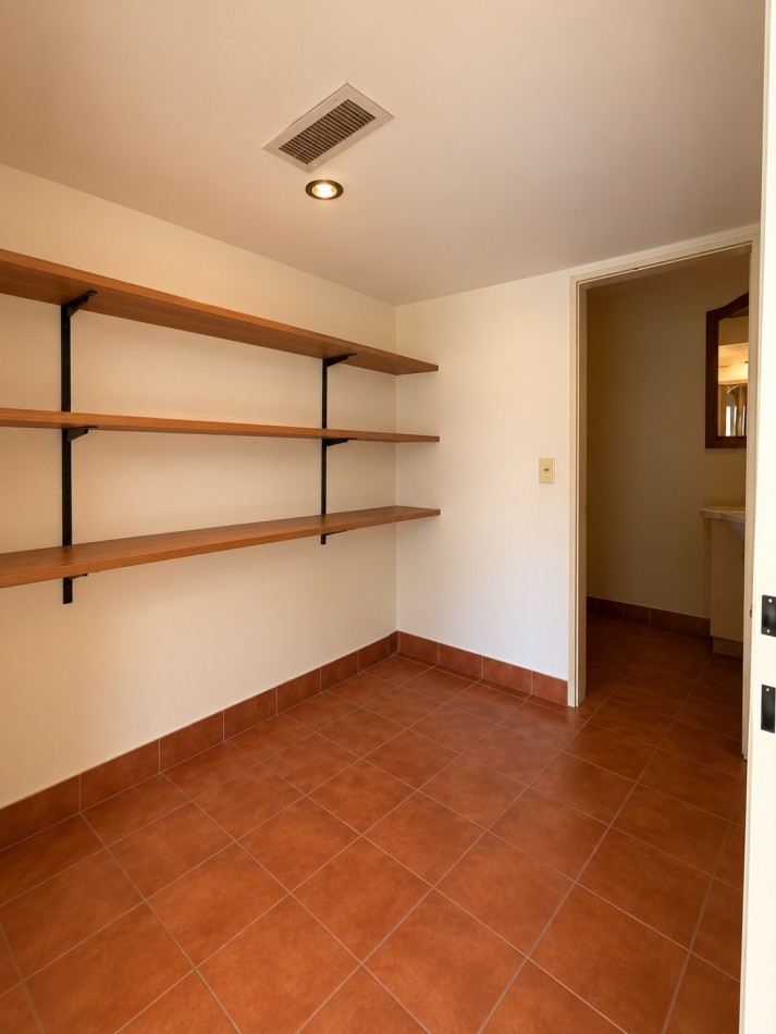 CASA EN VENTA DE 4 AMBIENTES EN PUNTA CHICA CON PILETA, JARDIN Y GARAGE 