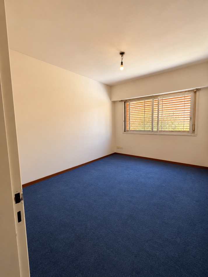CASA EN VENTA DE 4 AMBIENTES EN PUNTA CHICA CON PILETA, JARDIN Y GARAGE 