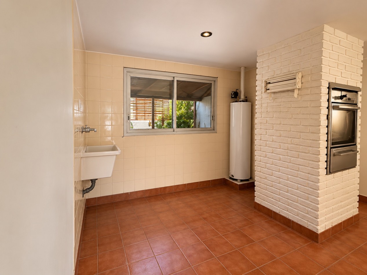CASA EN VENTA DE 4 AMBIENTES EN PUNTA CHICA CON PILETA, JARDIN Y GARAGE 