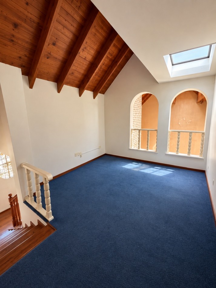 CASA EN VENTA DE 4 AMBIENTES EN PUNTA CHICA CON PILETA, JARDIN Y GARAGE 