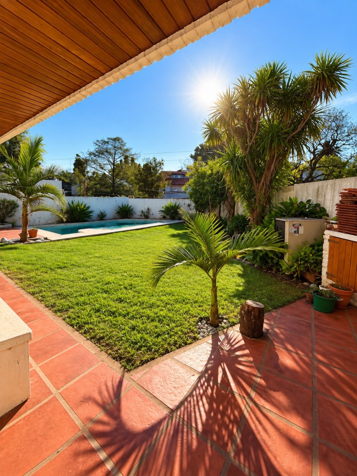 CASA EN VENTA DE 4 AMBIENTES EN PUNTA CHICA CON PILETA, JARDIN Y GARAGE 