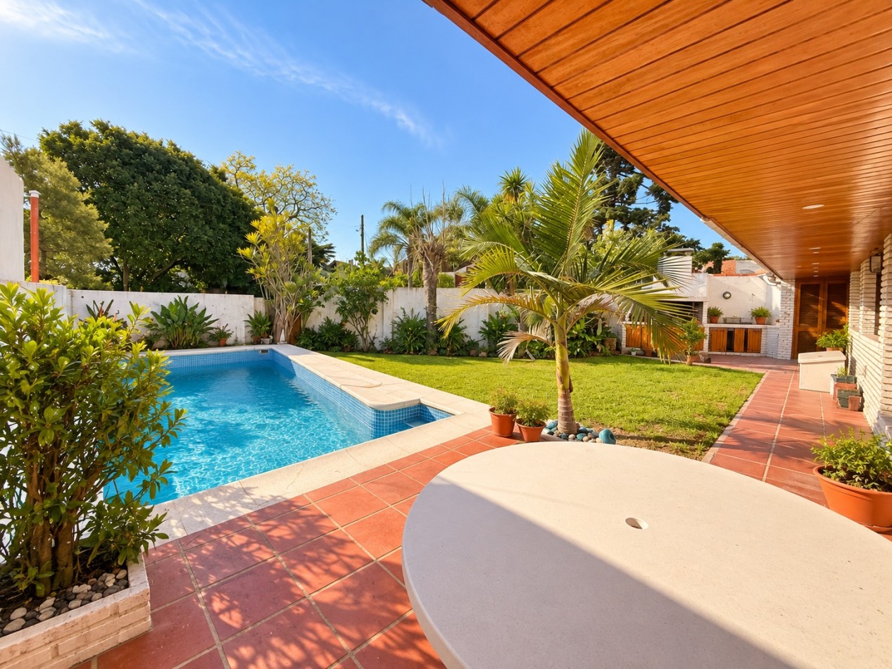 CASA EN VENTA DE 4 AMBIENTES EN PUNTA CHICA CON PILETA, JARDIN Y GARAGE 