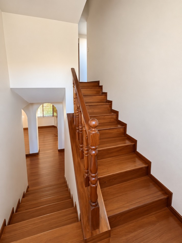 CASA EN VENTA DE 4 AMBIENTES EN PUNTA CHICA CON PILETA, JARDIN Y GARAGE 