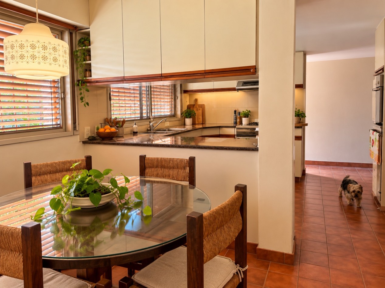 CASA EN VENTA DE 4 AMBIENTES EN PUNTA CHICA CON PILETA, JARDIN Y GARAGE 