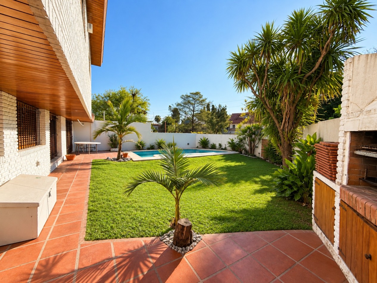 CASA EN VENTA DE 4 AMBIENTES EN PUNTA CHICA CON PILETA, JARDIN Y GARAGE 