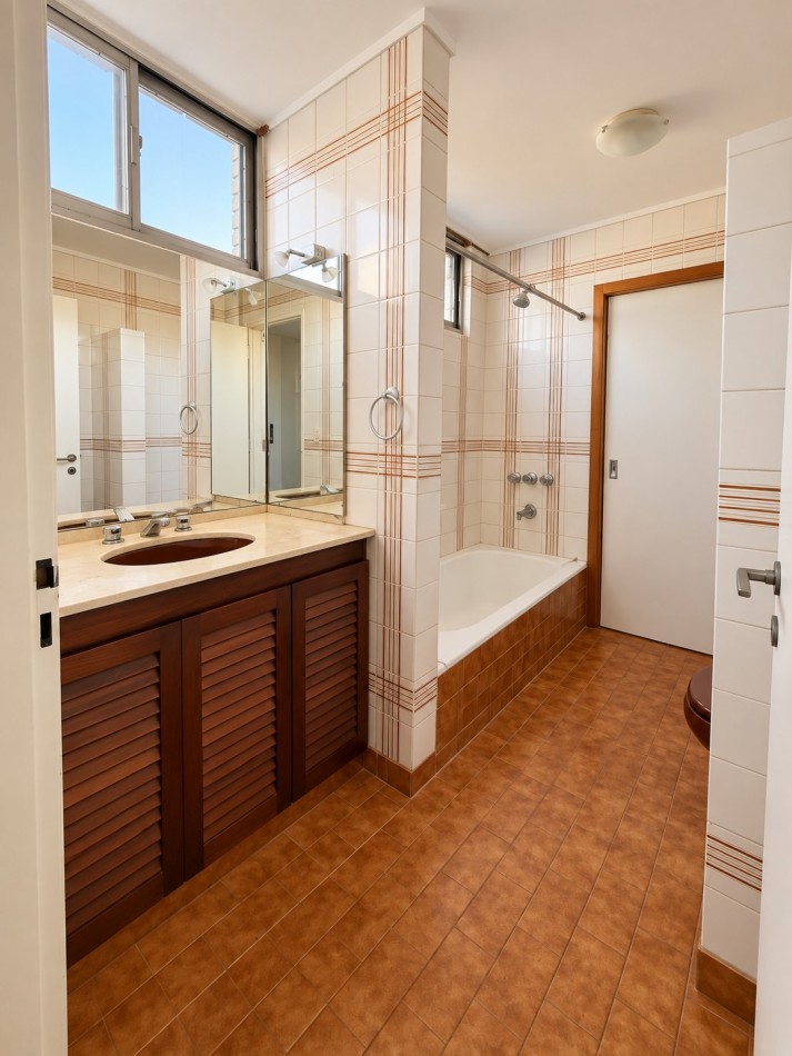 CASA EN VENTA DE 4 AMBIENTES EN PUNTA CHICA CON PILETA, JARDIN Y GARAGE 