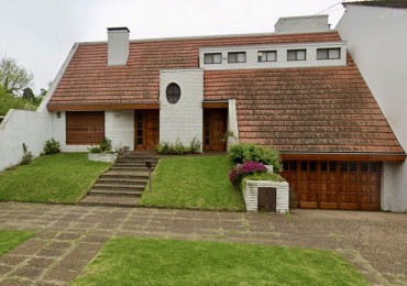 CASA EN VENTA DE 4 AMBIENTES EN PUNTA CHICA CON PILETA, JARDIN Y GARAGE 